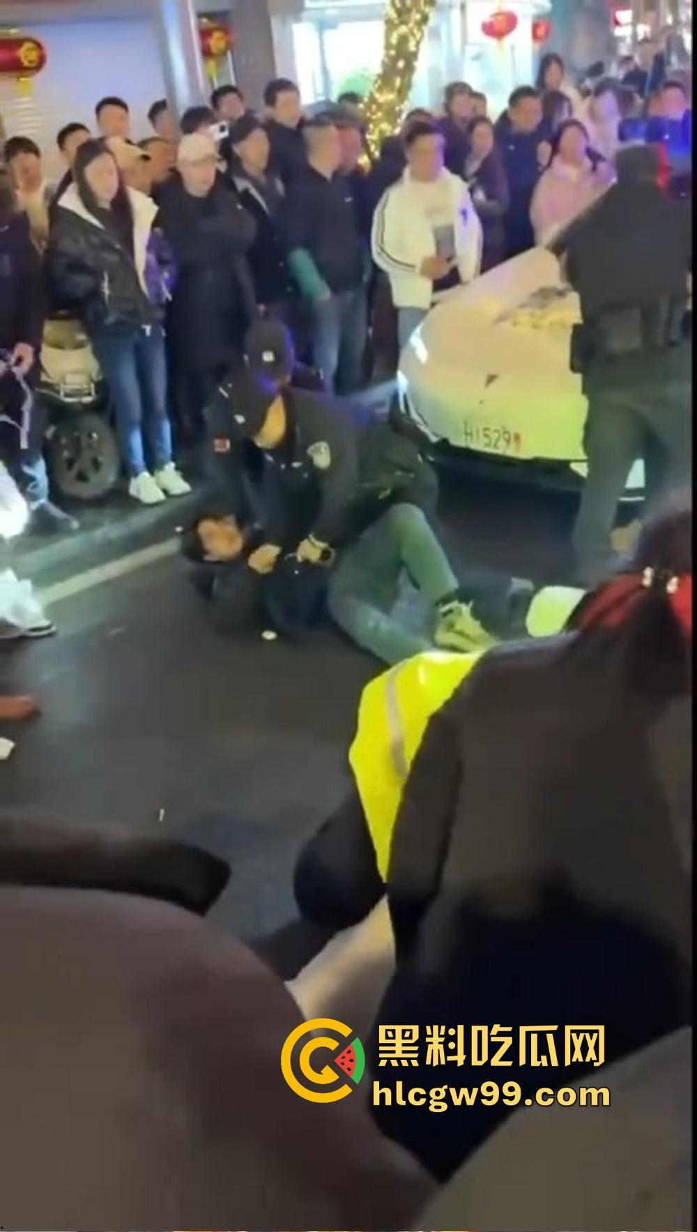 重庆石柱酒局变拳局，醉汉狂砸警察，酒后失控狂揍警察，现场打成一锅粥！-5