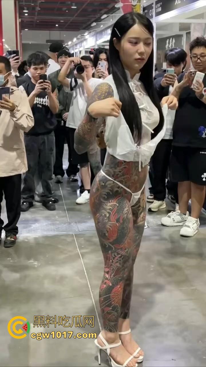 好女孩全覆盖 ？全身纹满阴唇边也是，人体活招牌，看着就有感觉的符文战士，她真的想给我们看全部！-1