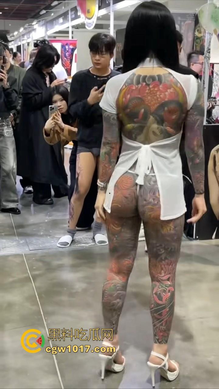 好女孩全覆盖 ？全身纹满阴唇边也是，人体活招牌，看着就有感觉的符文战士，她真的想给我们看全部！-3