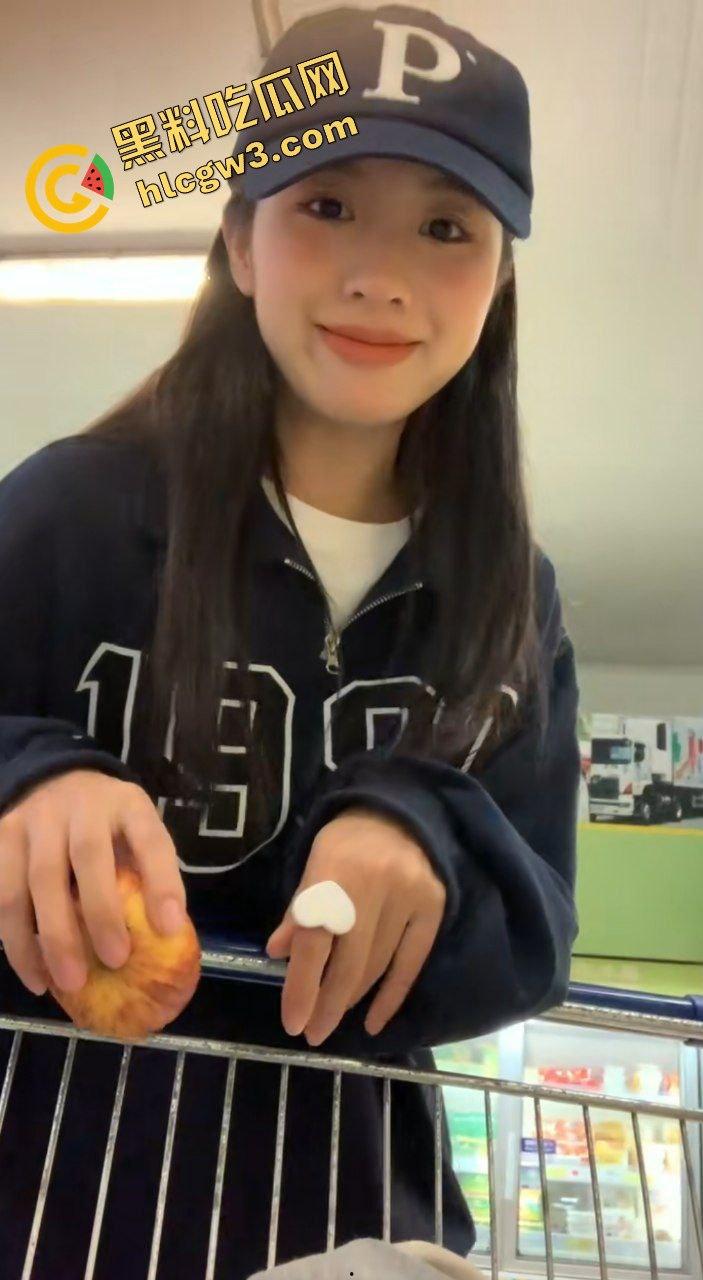 抖音02年气质穿搭反差婊骚鸡『贞贞子』家里私拍露美奶 男上女下爆插骚逼！独家曝光！-7