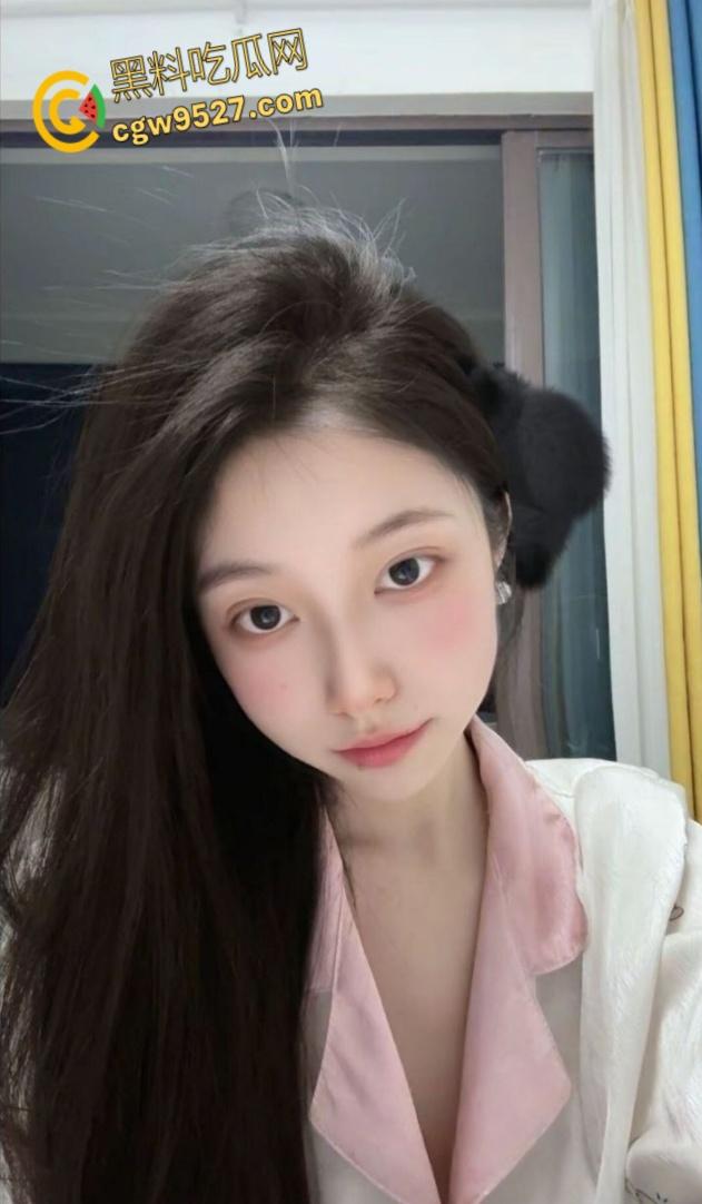 长沙师范大学【徐雯雯】，与前任约炮被男友发现，性感美腿白的发亮，嘴叼内裤淫骚自慰，娇喘呻吟无比诱人！-5