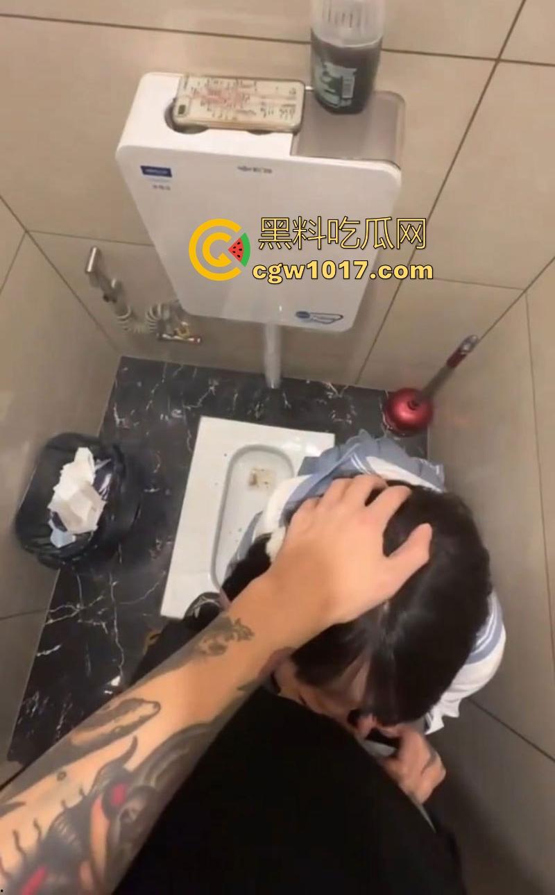 顶级约炮之王微信群视频直播做爱！约炮台球宝贝厕所深喉口交后入，激烈打桩无套猛插，主打一个他吃肉兄弟们喝汤！-8