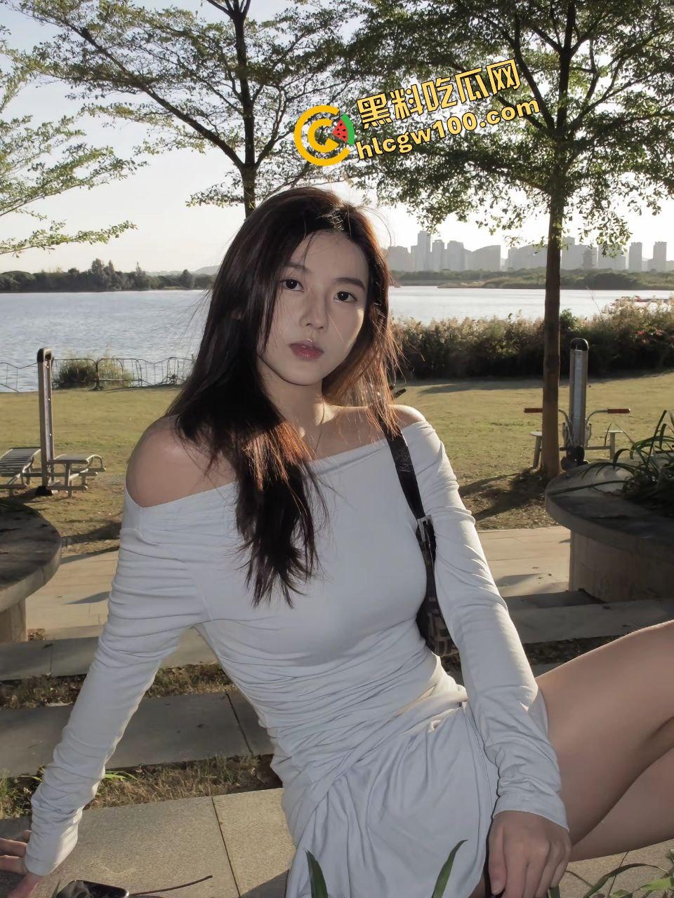 广西来宾肉感反差婊『徐艳萍』回农村老家发骚自慰！抠穴自拍淫荡泄密流出！原创独家曝光！-1