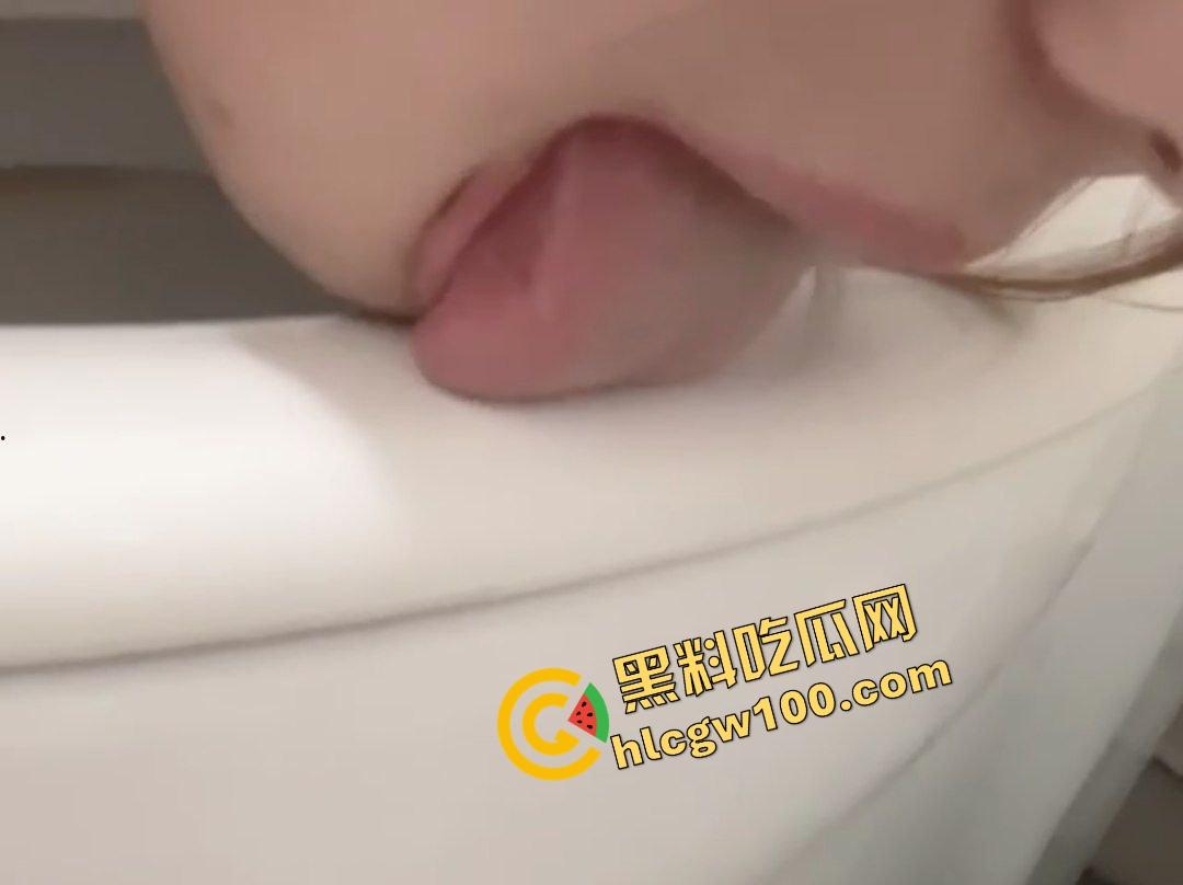 青海西宁性瘾痴女反差母狗【杨敏】大哥专属网聊调教指挥，舔马桶扇耳光4P伺候单男们！-8