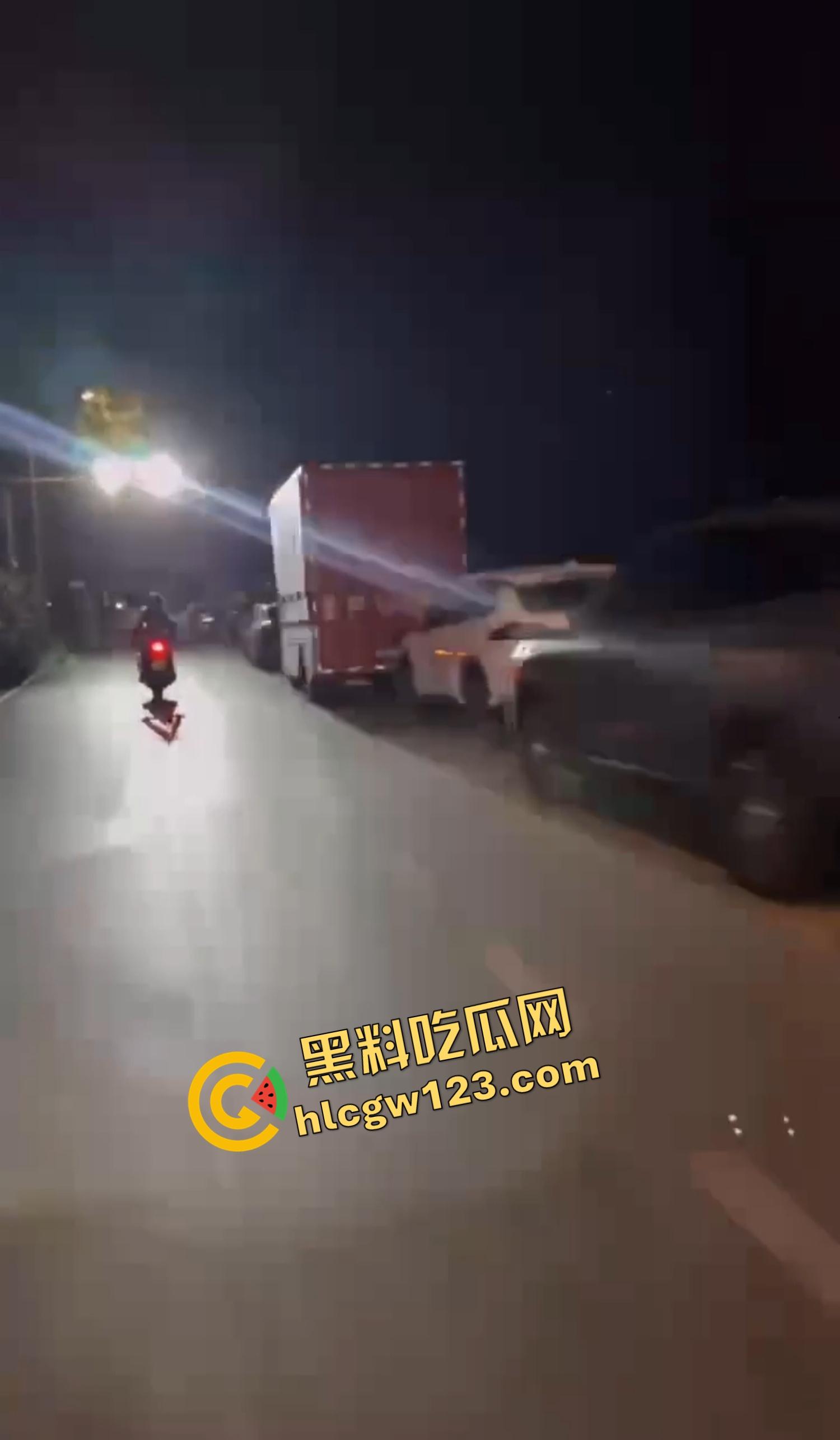 午夜飙车逼味四溢！山东黑丝女骑丁字裤上阵，翘臀弹震惊路人，骑友含泪冲刺鸡巴立正尾随！-7