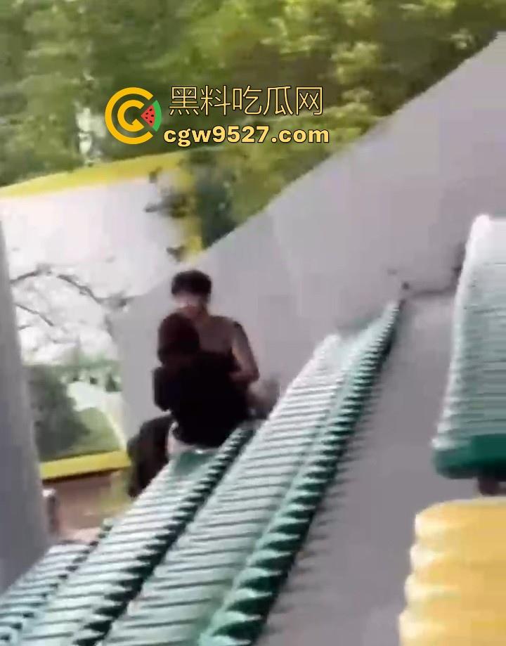 湖北美术学院，小情侣饥渴难耐户外刺激性爱，直接伸进了狂扣狂舔，场面极其刺激！-4