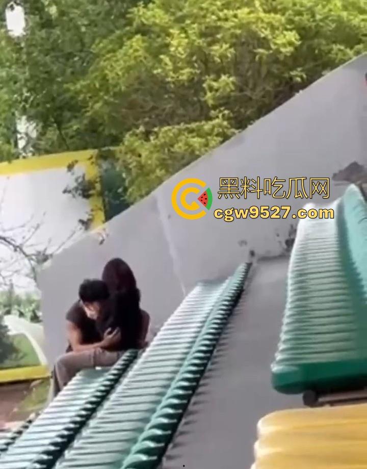 湖北美术学院，小情侣饥渴难耐户外刺激性爱，直接伸进了狂扣狂舔，场面极其刺激！-6