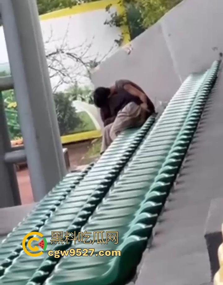 湖北美术学院，小情侣饥渴难耐户外刺激性爱，直接伸进了狂扣狂舔，场面极其刺激！-7