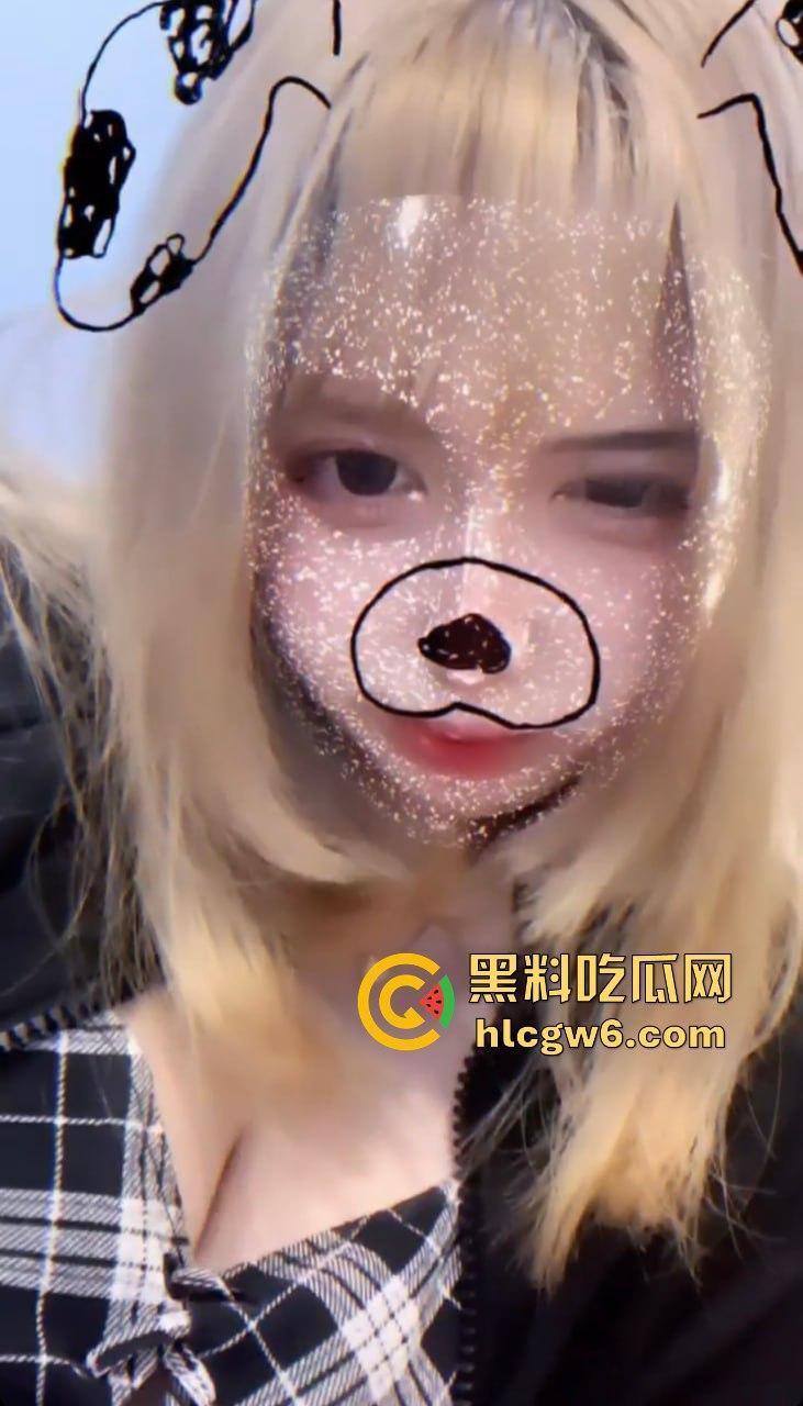 相亲对象人前纯洁背地骚如狗 一边聊电话安抚接盘侠沸羊羊 一边跪舔鸡巴舔屁眼 电光毒龙钻玩得贼熟！-1