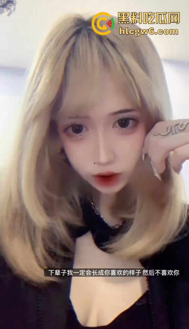 相亲对象人前纯洁背地骚如狗 一边聊电话安抚接盘侠沸羊羊 一边跪舔鸡巴舔屁眼 电光毒龙钻玩得贼熟！-3