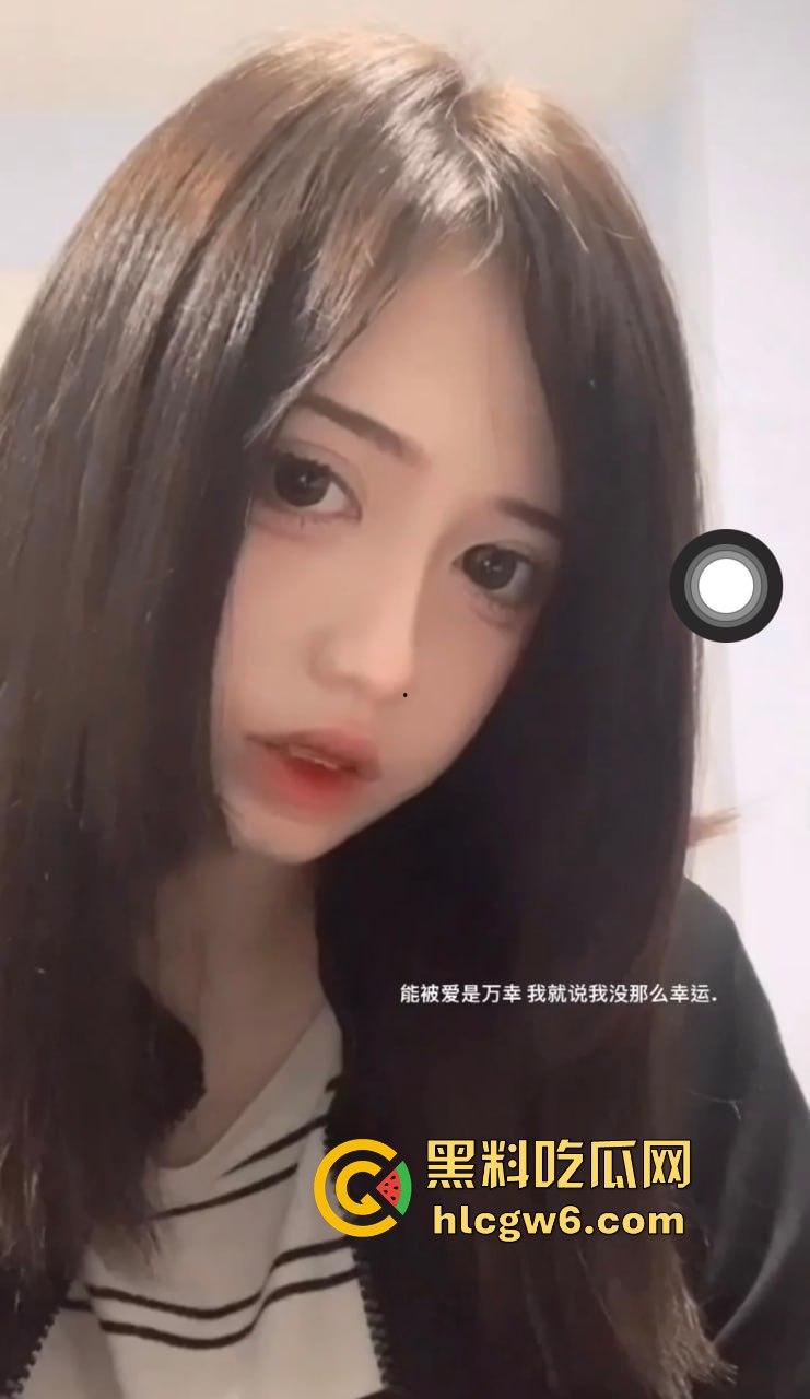 相亲对象人前纯洁背地骚如狗 一边聊电话安抚接盘侠沸羊羊 一边跪舔鸡巴舔屁眼 电光毒龙钻玩得贼熟！-4