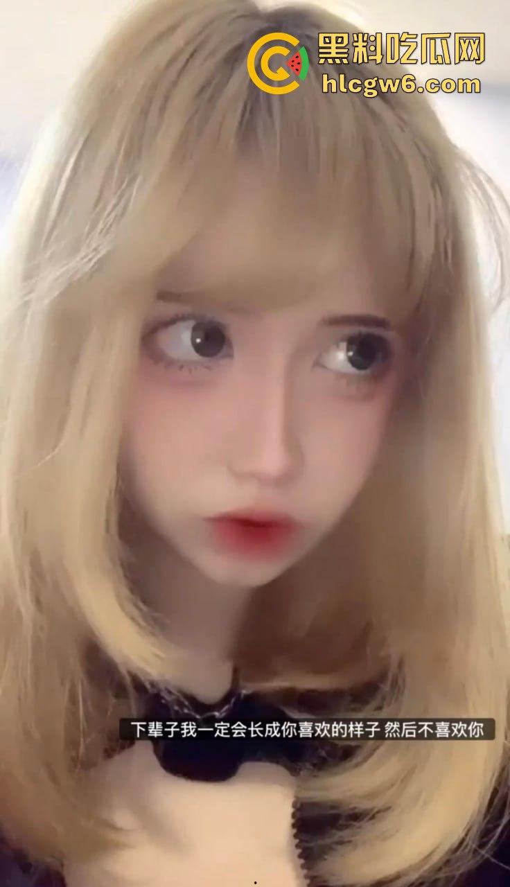 相亲对象人前纯洁背地骚如狗 一边聊电话安抚接盘侠沸羊羊 一边跪舔鸡巴舔屁眼 电光毒龙钻玩得贼熟！-6