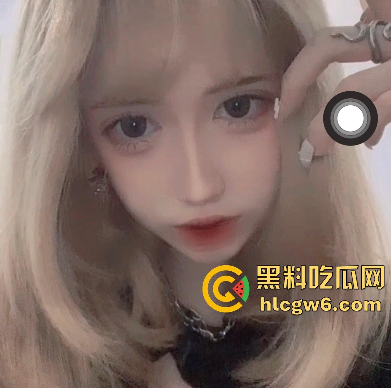 相亲对象人前纯洁背地骚如狗 一边聊电话安抚接盘侠沸羊羊 一边跪舔鸡巴舔屁眼 电光毒龙钻玩得贼熟！-7