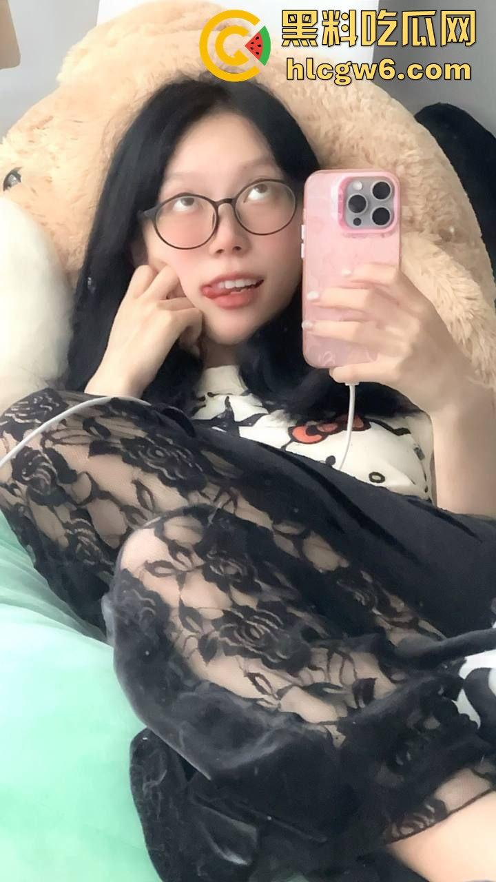 相亲对象人前纯洁背地骚如狗 一边聊电话安抚接盘侠沸羊羊 一边跪舔鸡巴舔屁眼 电光毒龙钻玩得贼熟！-10