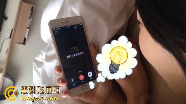 相亲对象人前纯洁背地骚如狗 一边聊电话安抚接盘侠沸羊羊 一边跪舔鸡巴舔屁眼 电光毒龙钻玩得贼熟！-13