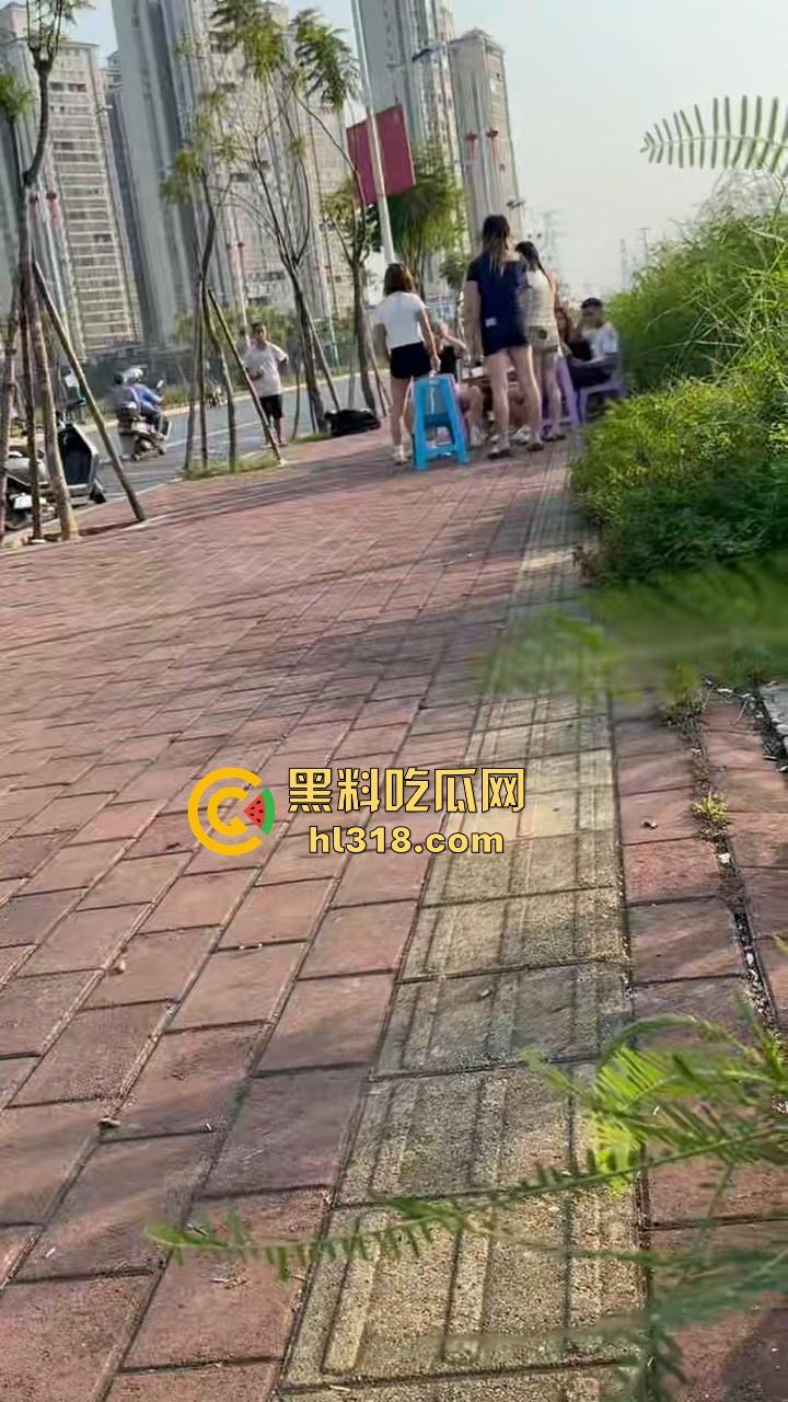 最爱看女人打架了，打得确实够猛，直接一群姐妹围上去，一个酒瓶子疯狂敲，旁边男的都看呆了！-1