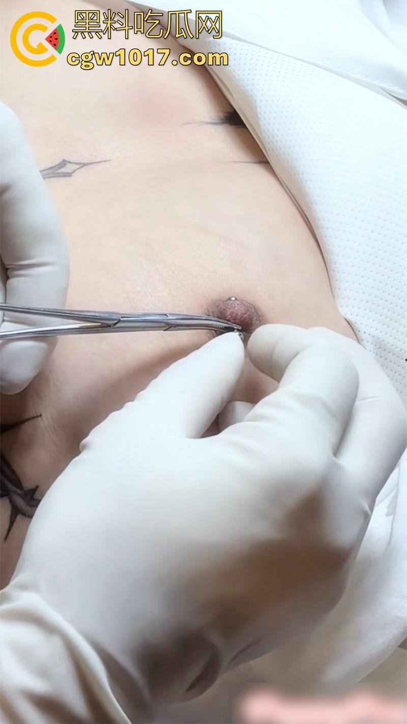 主人的新任务，反差黄毛精神小妹【puppy】，为讨好主人给奶头扎穿孔，安装乳钉撕心尖叫，玩的真野性啊！-6