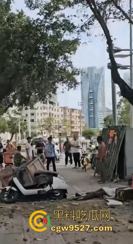 三亚天涯区解放一路,酒店装修高空坠物砸中3名路人,1人经抢救无效当场死亡,遇见高空作业请不要逗留!-2