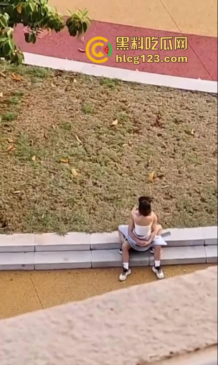 【云南红河学院】情侣操场野操遭偷拍 路边脱裤提鸡猛干 激情上演“活春宫”-7