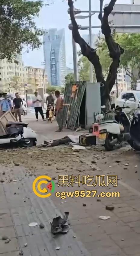 三亚天涯区解放一路,酒店装修高空坠物砸中3名路人,1人经抢救无效当场死亡,遇见高空作业请不要逗留!-3