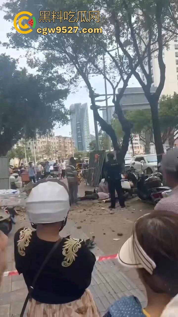 三亚天涯区解放一路,酒店装修高空坠物砸中3名路人,1人经抢救无效当场死亡,遇见高空作业请不要逗留!-4
