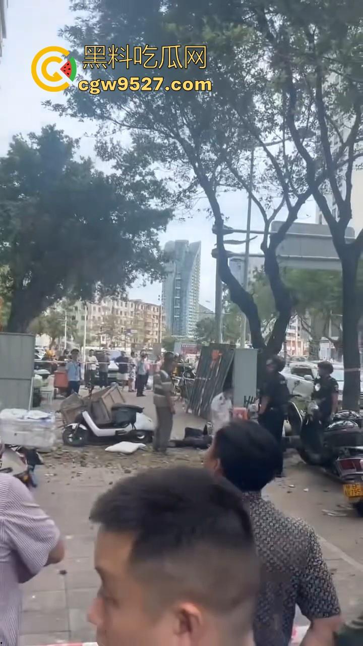 三亚天涯区解放一路,酒店装修高空坠物砸中3名路人,1人经抢救无效当场死亡,遇见高空作业请不要逗留!-5