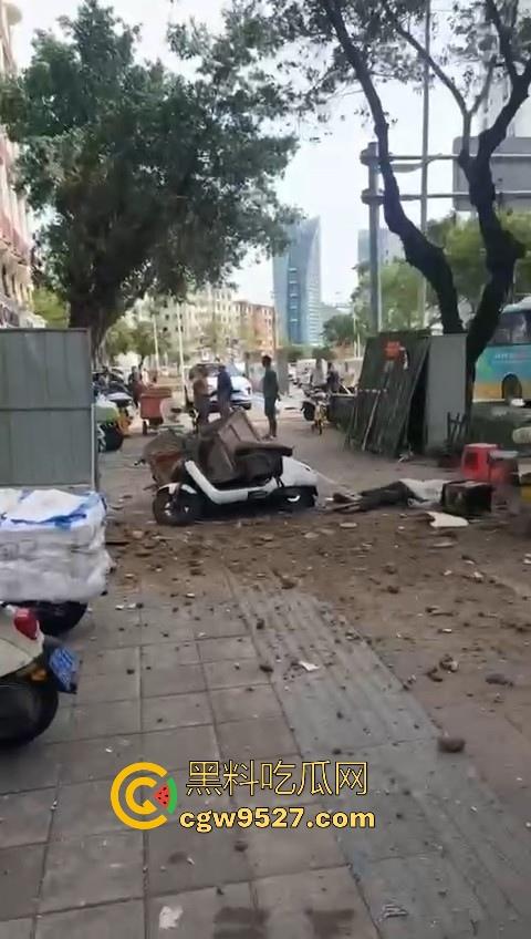 三亚天涯区解放一路,酒店装修高空坠物砸中3名路人,1人经抢救无效当场死亡,遇见高空作业请不要逗留!-6