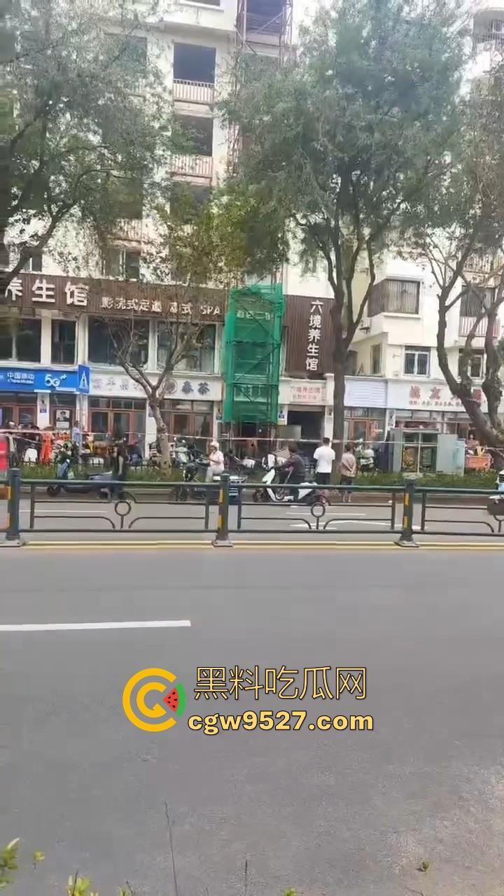 三亚天涯区解放一路,酒店装修高空坠物砸中3名路人,1人经抢救无效当场死亡,遇见高空作业请不要逗留!-7