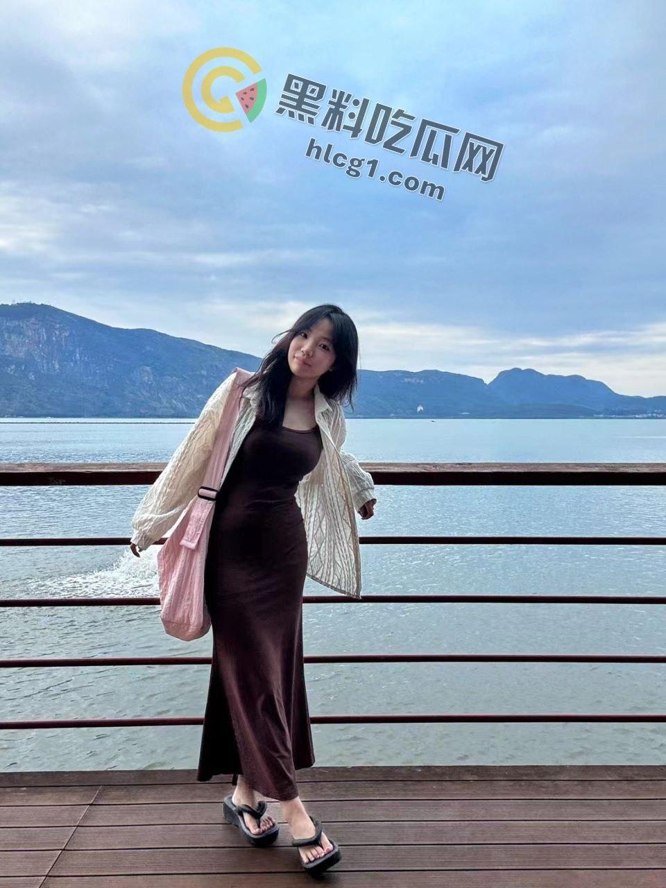 露出反差婊甜甜 「yiyii_01」大马路露出惊现，日常生活照与福利姬身份巨大反差引热议！-4