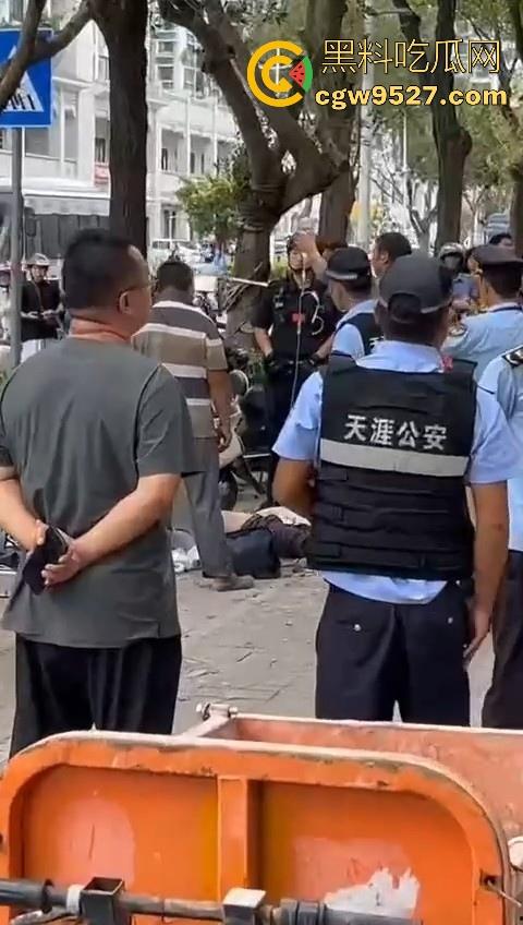 三亚天涯区解放一路,酒店装修高空坠物砸中3名路人,1人经抢救无效当场死亡,遇见高空作业请不要逗留!-8
