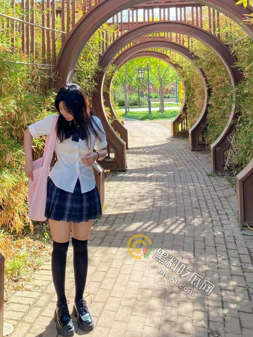 露出反差婊甜甜 「yiyii_01」大马路露出惊现，日常生活照与福利姬身份巨大反差引热议！-5