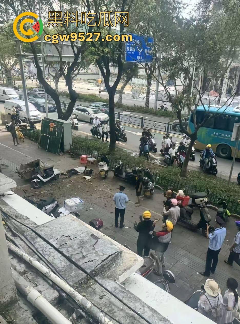 三亚天涯区解放一路,酒店装修高空坠物砸中3名路人,1人经抢救无效当场死亡,遇见高空作业请不要逗留!-9