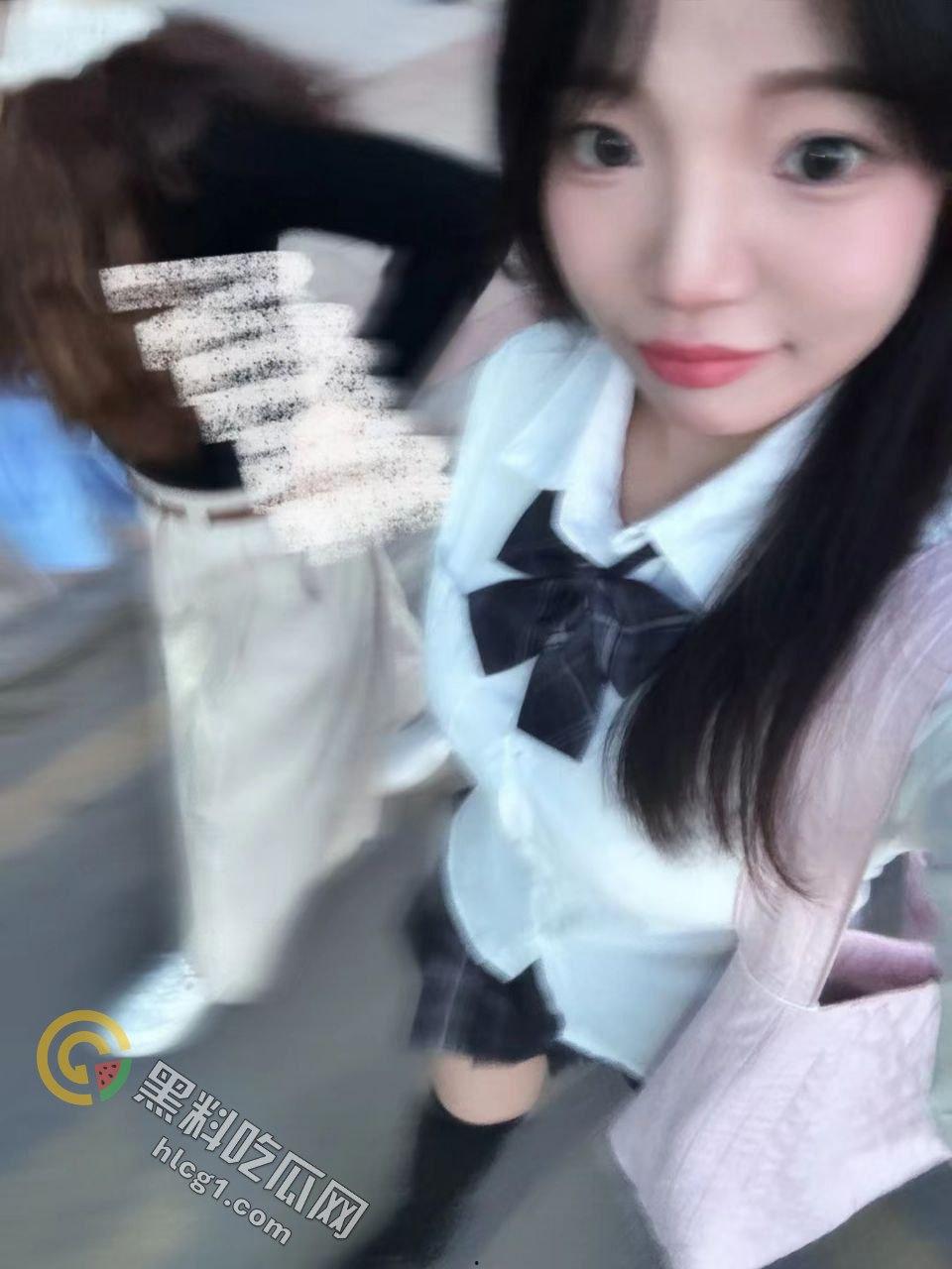 露出反差婊甜甜 「yiyii_01」大马路露出惊现，日常生活照与福利姬身份巨大反差引热议！-7