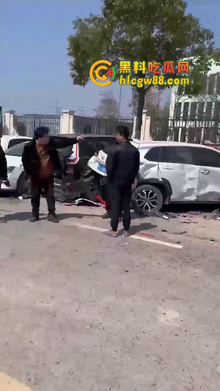 温州女司机上演生死时速，新手误把油门当刹车，狂飙130迈停不下来，最后靠撞车减速！-9