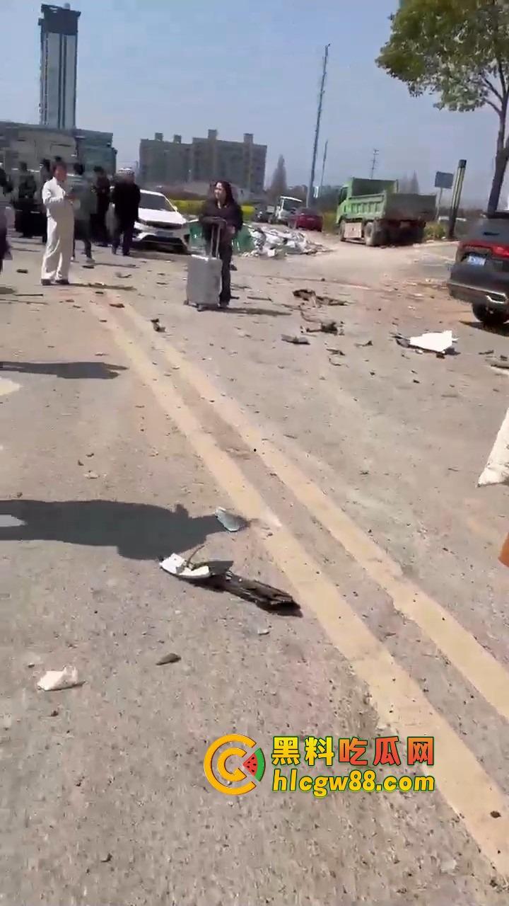 温州女司机上演生死时速，新手误把油门当刹车，狂飙130迈停不下来，最后靠撞车减速！-10