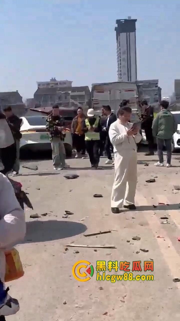 温州女司机上演生死时速，新手误把油门当刹车，狂飙130迈停不下来，最后靠撞车减速！-11