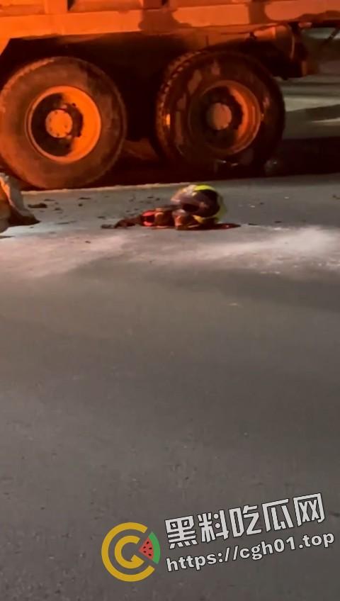 摩托车女骑士装上大货车 小腿直接断掉 现场血腥画面流出-7