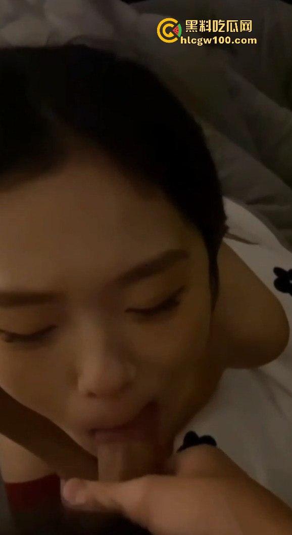 广西大学大一学妹【胡悦宁】不雅视频流出被曝光，娇嫩玉体完美呈现 圣诞母狗满足你所有性欲。-2