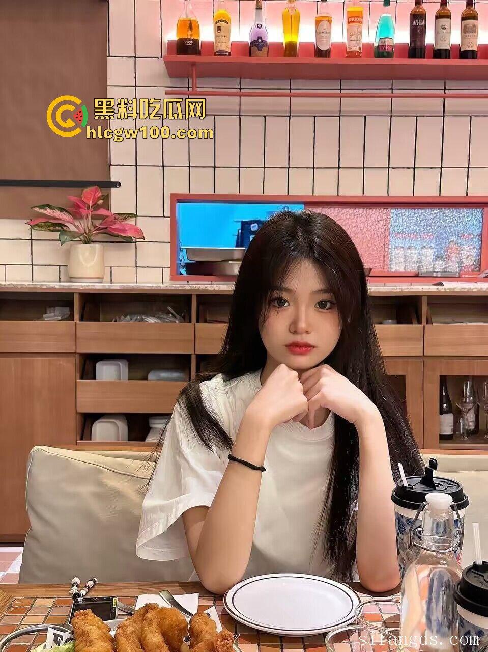 广西大学大一学妹【胡悦宁】不雅视频流出被曝光，娇嫩玉体完美呈现 圣诞母狗满足你所有性欲。-3