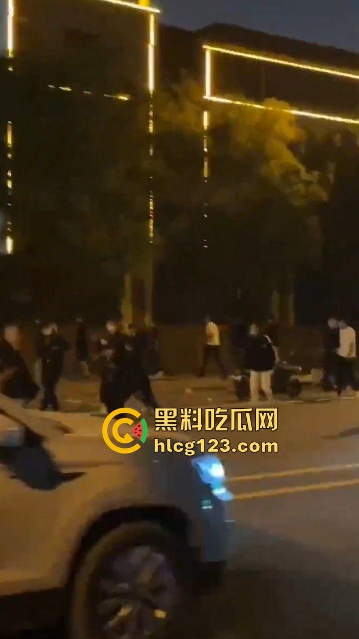 山东菏泽精神小伙群架约战！9月15日单县五中热闹了，郭有才的老家果然还是能打！-5