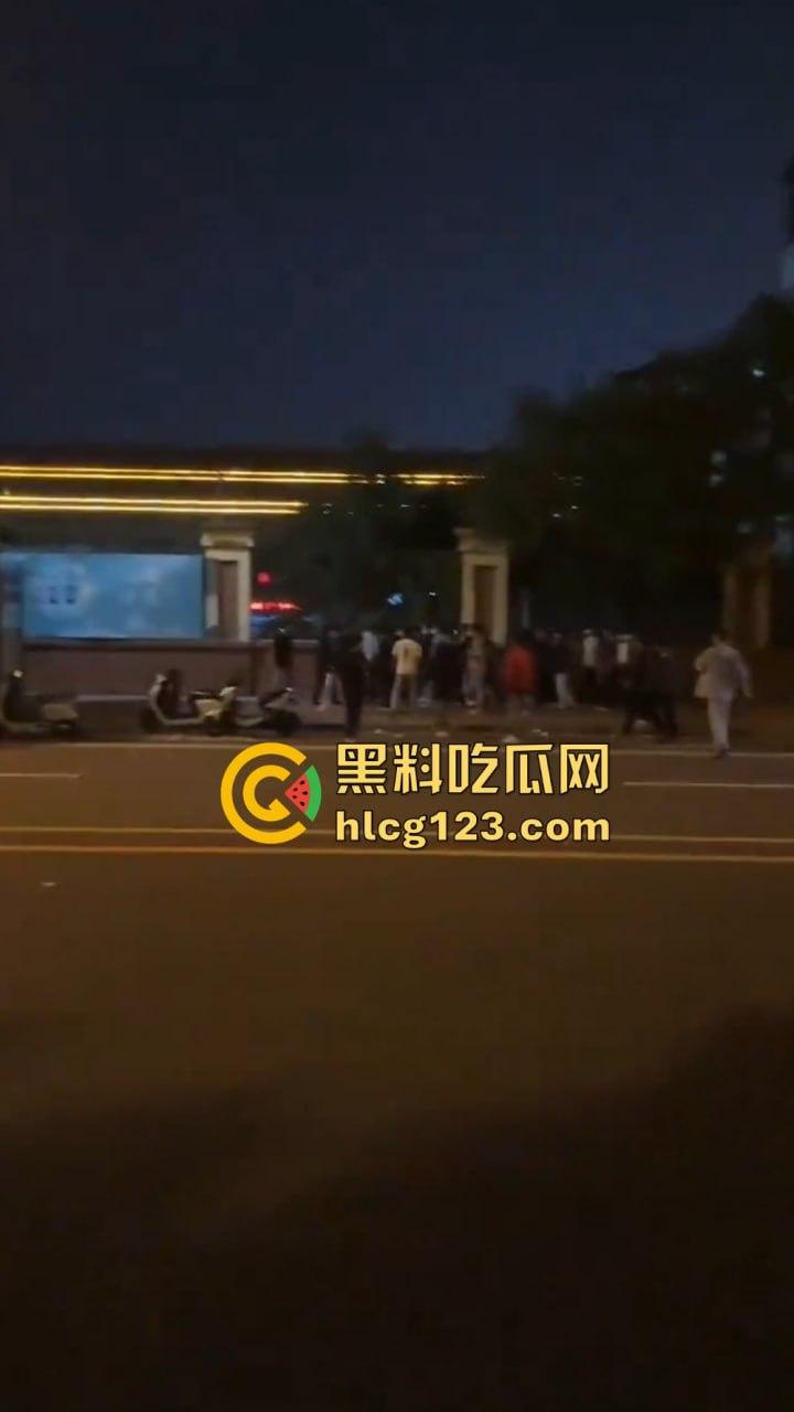 山东菏泽精神小伙群架约战！9月15日单县五中热闹了，郭有才的老家果然还是能打！-10