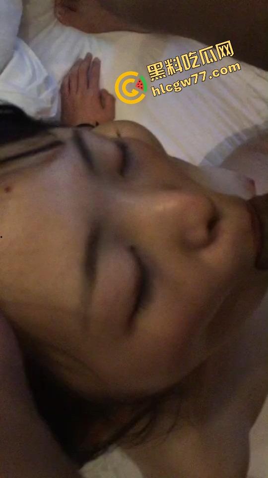 蚌埠同事的女朋友看着清纯，其实背着人家车里被干到腿软，内射都不带套！-8