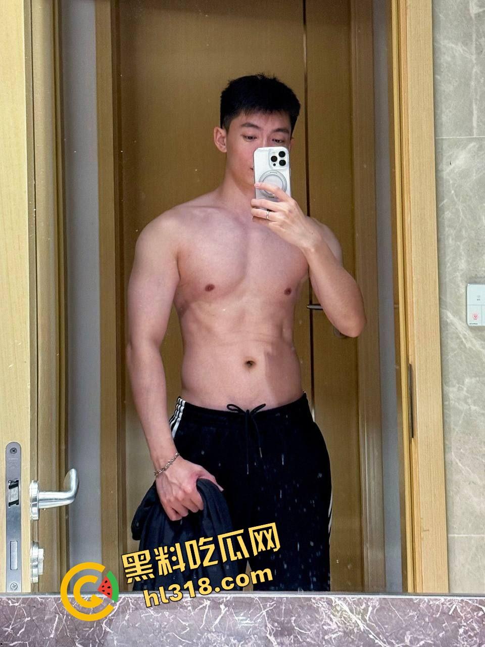 别只会看抖音直播，40W粉健身网红『小葛』爆操女粉，鸡巴一亮生吃大帅屌，谁还在乎套子这种废物？-5