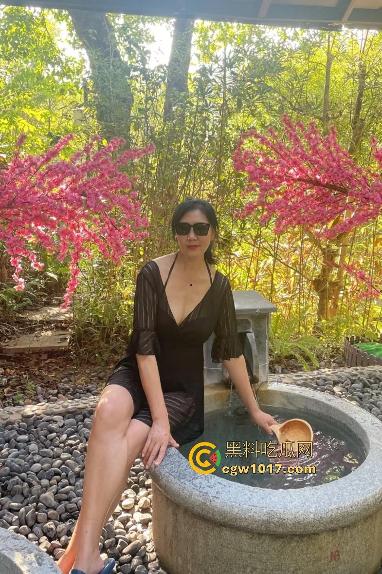 海角大神打游戏输了找老妈泻火，隔壁老爸还在睡觉，这边儿子干得母亲淫叫，老妈B毛太少儿子内射加点激素！-2