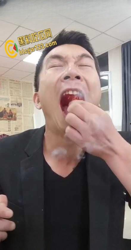 抖音狠人博流量 , 鞭炮嘴炸出血，脑残操作震惊全网 ！-3