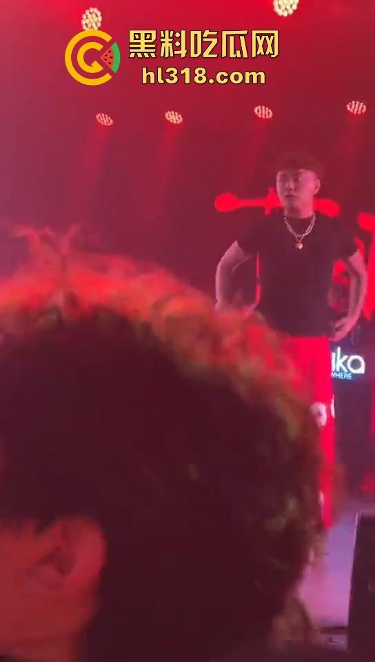 杭州TrapCN酒吧，猥琐男近距离射美女腿上，猥亵行为引发全场diss，你别说这哥们挺hip hop的！-2