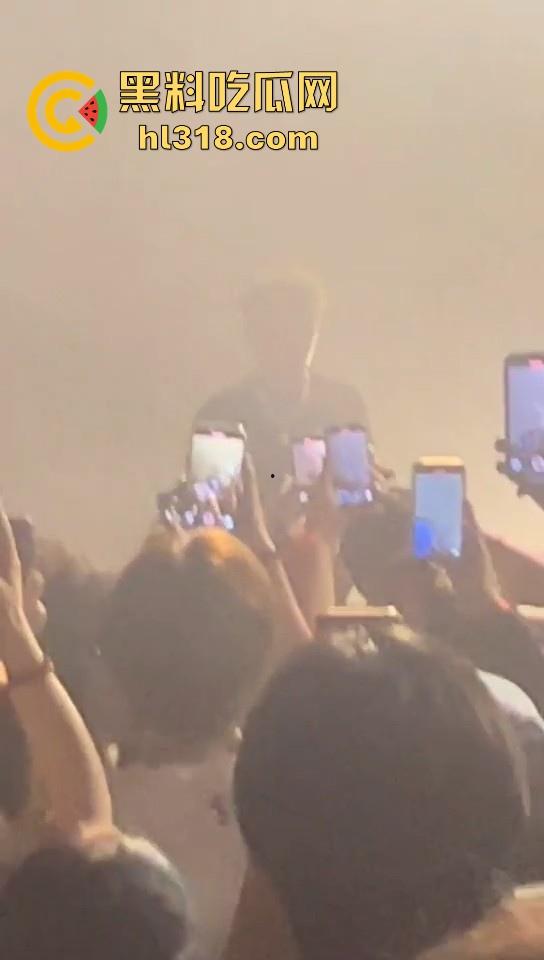 杭州TrapCN酒吧，猥琐男近距离射美女腿上，猥亵行为引发全场diss，你别说这哥们挺hip hop的！-4