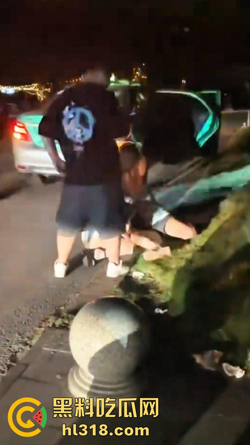 广州夜店女斗殴现场，俩长腿妹爆揍少妇，只穿胸罩内裤看着可真养眼啊，这样的战斗可太爱看了！-5