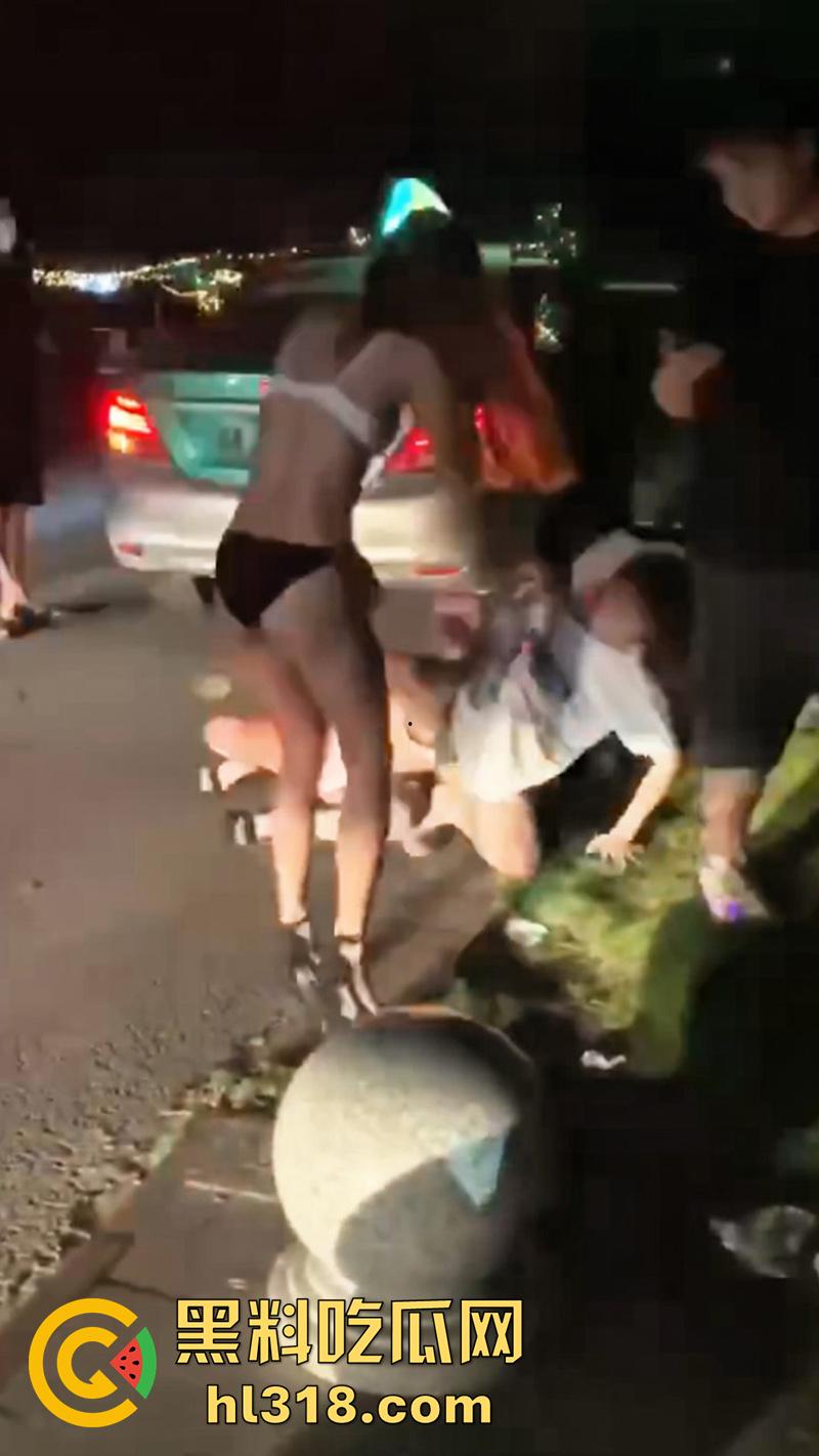 广州夜店女斗殴现场，俩长腿妹爆揍少妇，只穿胸罩内裤看着可真养眼啊，这样的战斗可太爱看了！-6
