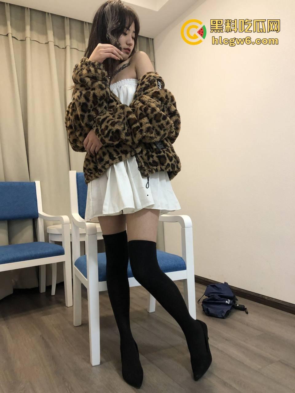 牛奶灌逼电击玩法炸裂上线,JK制服骚妹被逼里灌满牛奶吊起来玩电，奶水顺着腿狂流，全程骚叫浪到突破天际！-4